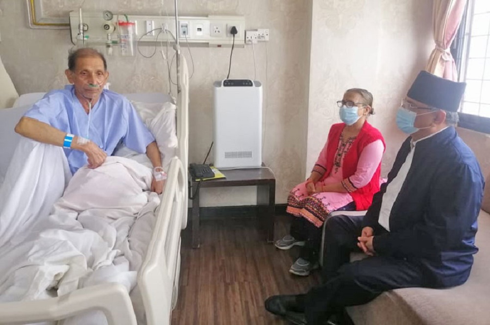 मोहन वैद्यको स्वास्थ्यबारे जानकारी लिन नर्भिक अस्पताल पुगे प्रचण्ड