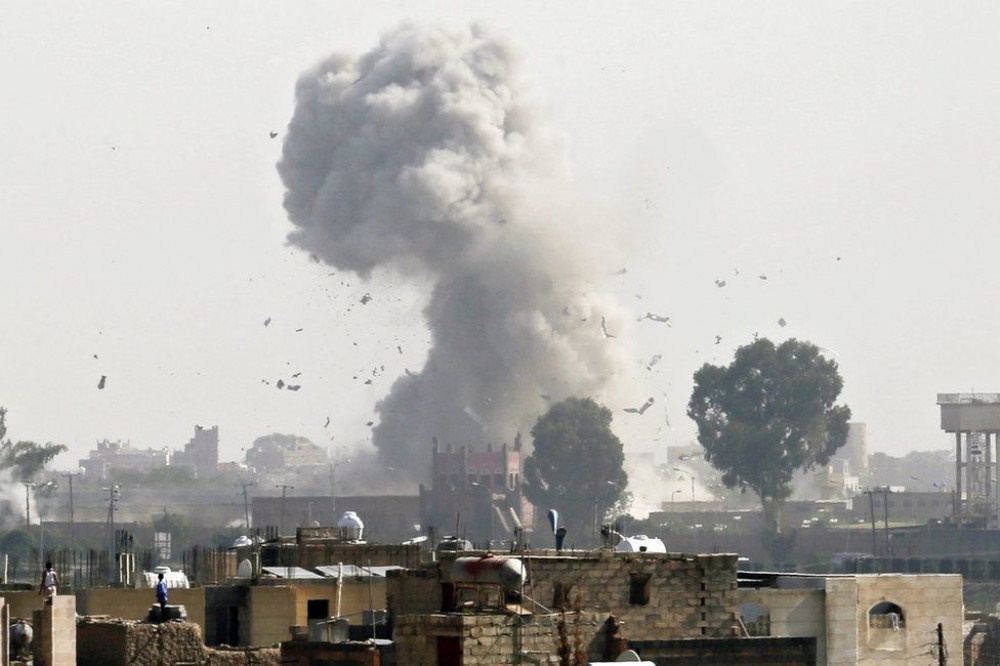 यमनको राजधानीमा साउदी अरेबियाको सेनाद्धारा हवाई आक्रमण