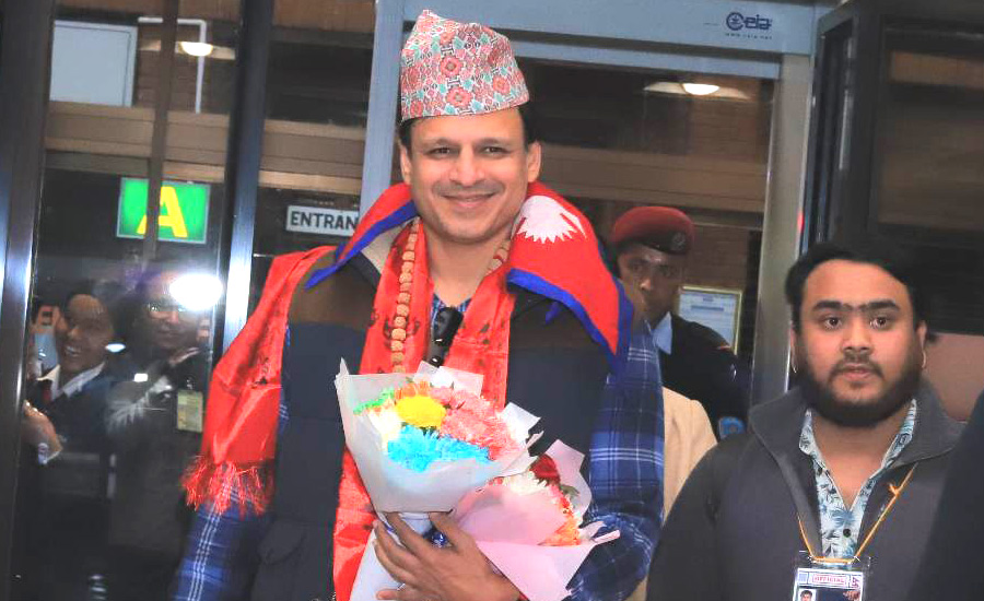 परिवारसहित नेपाल भ्रमणमा आइपुगे बलिउड अभिनेता विवेक ओबराय