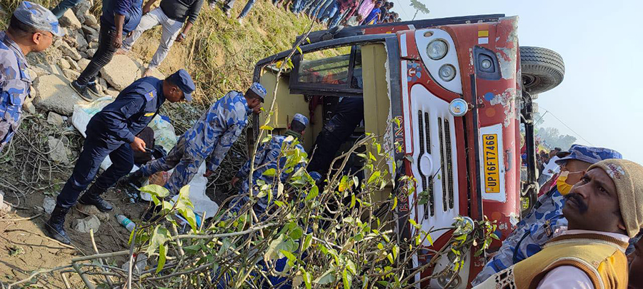 भारतीय तीर्थालु बोकेको बस नवलपरासीमा दुर्घटना, ४५ जना घाइते
