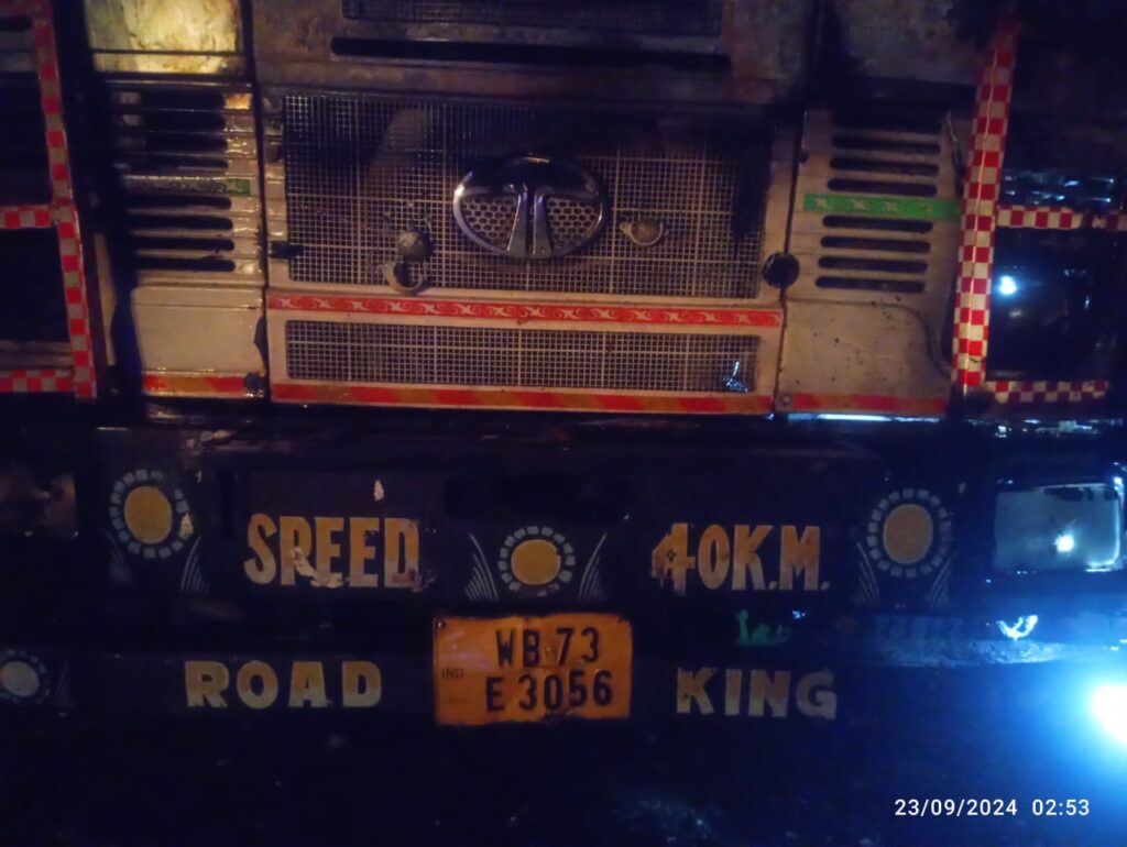 झापामा दुर्गा प्रसाईंका समर्थकले तीन ट्रक जलाए