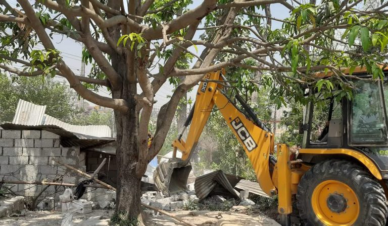 तारकेश्वरमा अतिक्रमित संरचनामा चल्यो डोजर