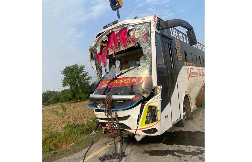 कपिलवस्तुमा बस दुर्घटना : ३८ जना घाइते, दुईको अवस्था गम्भीर