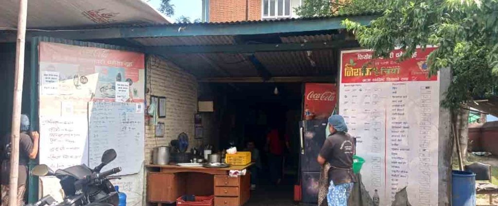 सिंहदरबारभित्र अस्थायी टहरामा सञ्चालित चमेना गृहहरू हटाइँदै