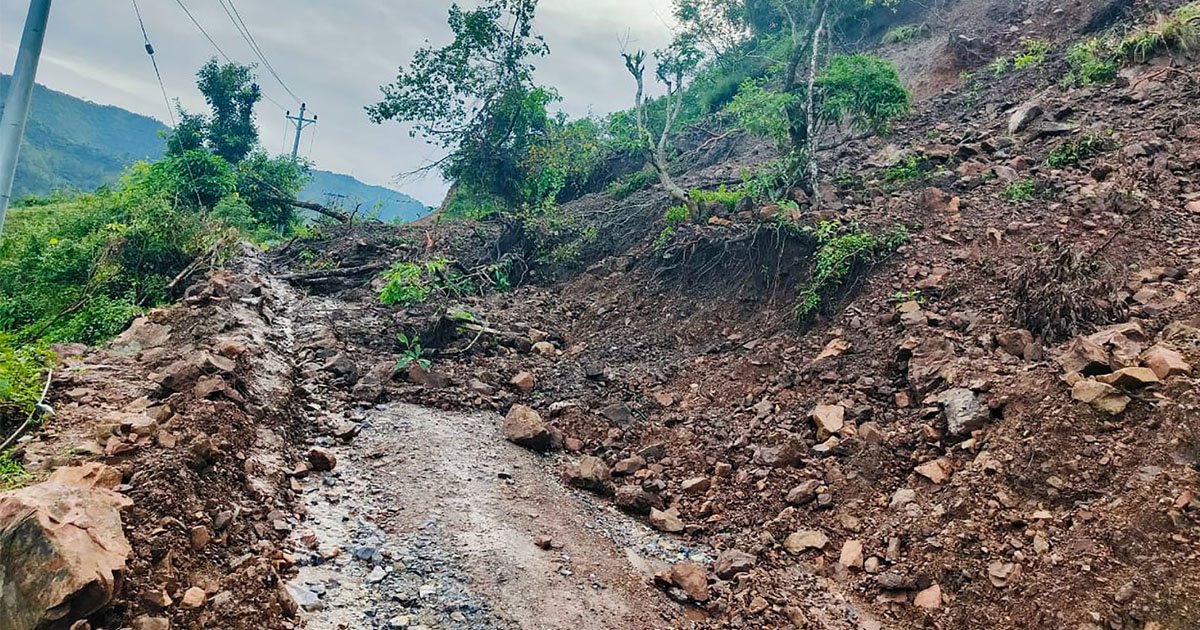 पहिरोले देशका विभिन्न मुख्य राजमार्ग र सडकखण्ड पूर्ण रूपमा अवरुद्ध!
