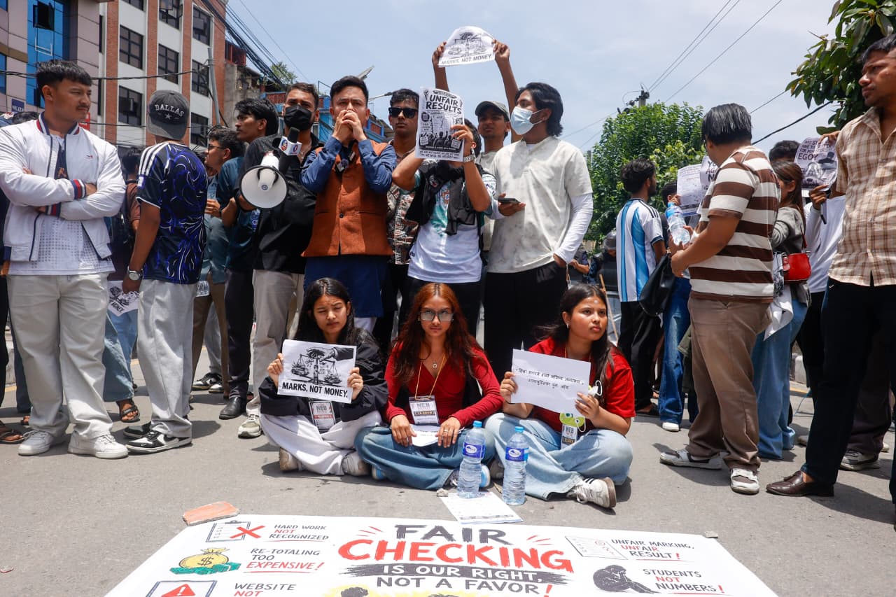 कक्षा १२ को नतिजा विवाद चर्कियो: न्याय माग्दै सडकमा निस्किए विद्यार्थी