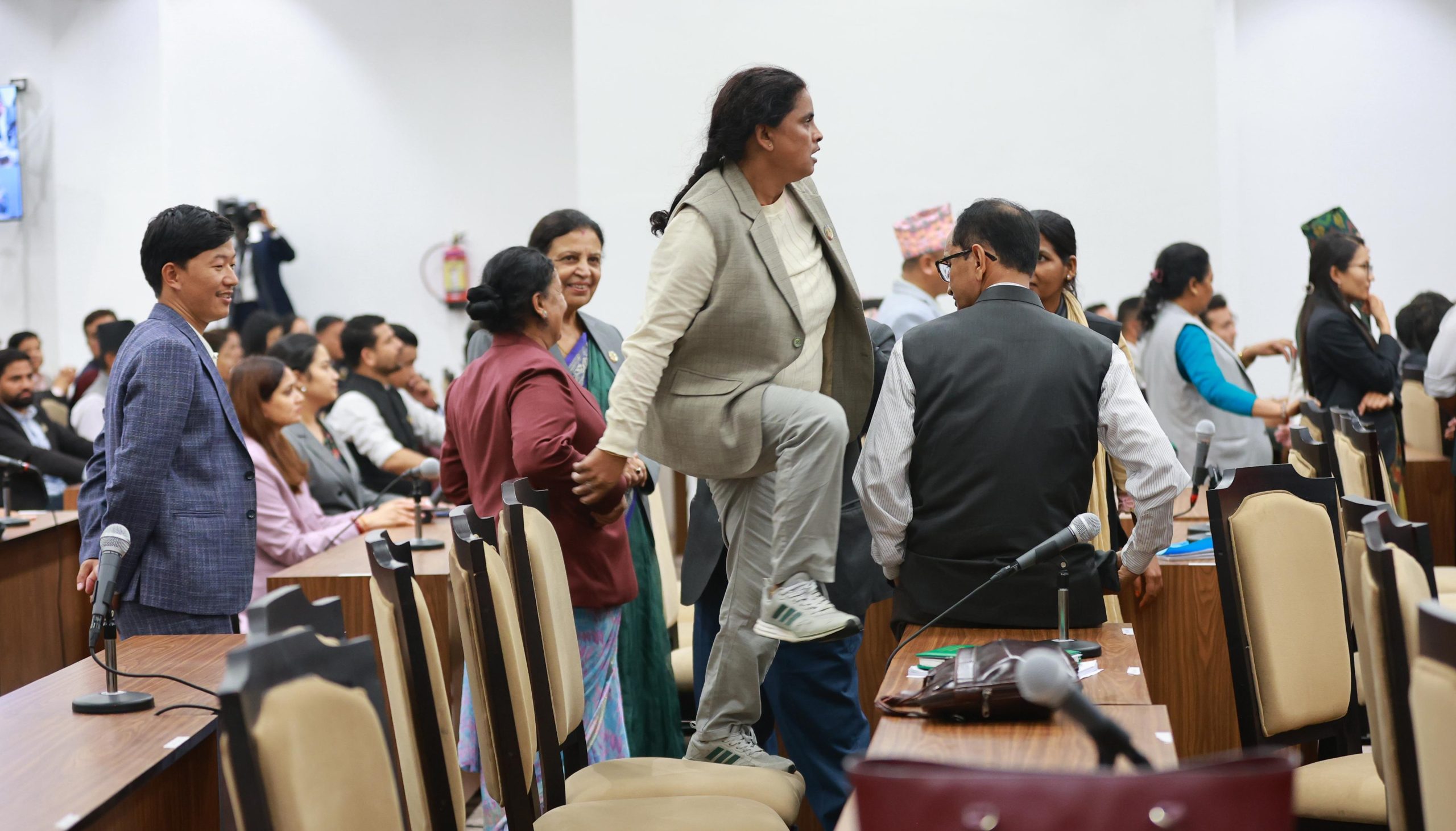 अमर्यादित सांसदमाथि छानबिन गर्न सभामुखले बनाए समिति