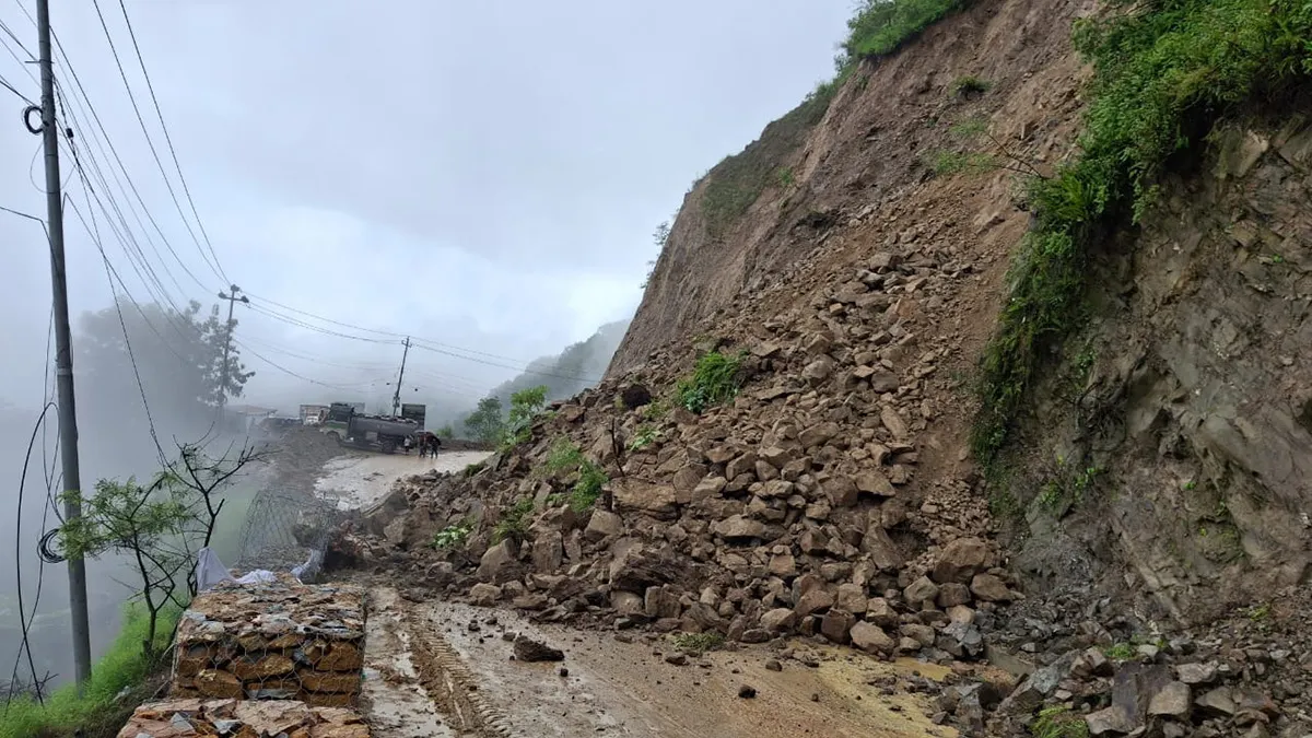 बाढीपहिरोबाट पृथ्वी राजमार्गसहित मुख्यसडक अवरुद्ध